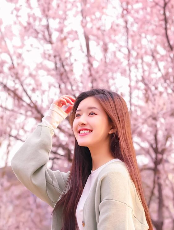 ✨你可以撒娇 但不能忘记爱自己 在不会失去自我的前提下,撒娇可以成为你的“软实力“;但请你一定要记得,撒娇可以是你的天性、可以是你的手段,但做自己的女生,往往会比仅有一身撒娇能力的女生,更好命。 撒娇或许会让别人更喜欢你,但当你学会独立、学会靠双手自己去争取、拥有让自己活得漂亮的真本事,你会发现自己爱自己,比别人爱自己更有意义。