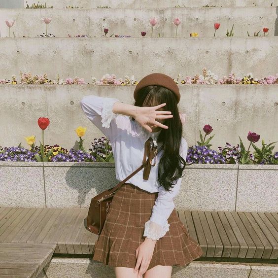 ✨可爱捂脸 这招C编也常用(笑)不仅巧妙遮掩面对镜头的尴尬、不自然神情,还能给人俏皮不做作的少女Feel呢~