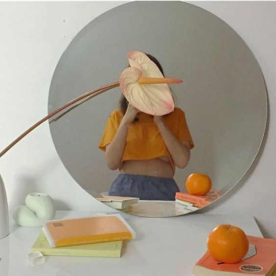 ✨镜子+花卉借位 这组完全是C编的心头好,私心给大家推荐?!巧妙利用花卉借位挡脸,效果超有特色而且十分好看呢~