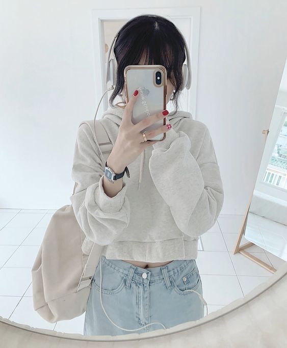 ✨巧用手机挡脸 相信有滑小红书的Girls很长看到这样的拍法;除了日常镜前自拍,巧用手机挡脸还能拍好看的OOTD照片哟~