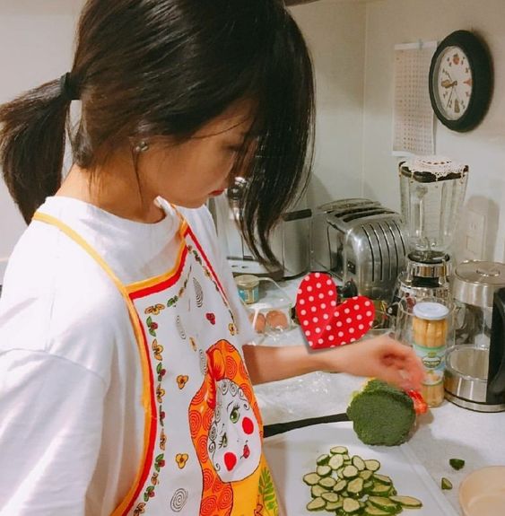 8、饮食不均衡 C编身边很多独居的朋友们为了方便,几乎每天都选择吃易煮的快熟面、即食品。多吃原型是食物、高蛋白低脂肪食物、膳食纤维高的蔬果,才能更好更有效地养成健康身型、养出易瘦体质。