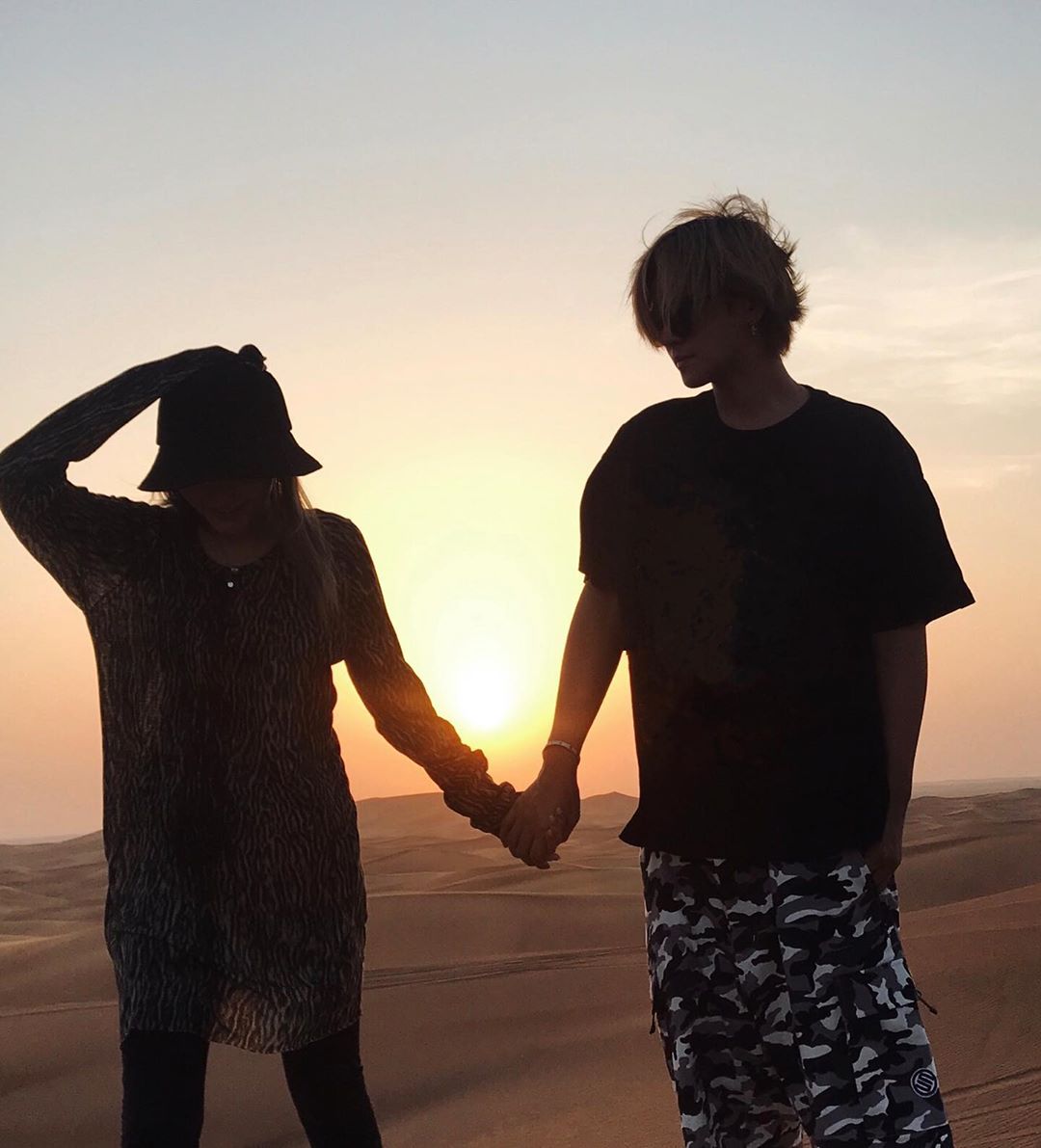 # 我一次次地原谅,甚至一直期望着自己可以改变你。 周扬青在信中写道:「这些颠覆我三观的事情,全部…都发生在我最深爱的、爱了九年的你身上…」 「现在想想自己真的很傻,为什么没有在第一次抓到你劈腿的时候就放下呢 ?每一次都被你的承诺和悔过打动,一次次的原谅你的背叛,但仍抱有期望,觉得自己是唯一懂你、可以陪伴你、改变你的人。」 她还寄语所有女生:「姑娘们,千万别自信到认为自己是那个可以改变他的人!因为有的人...他渣,是天生的」。