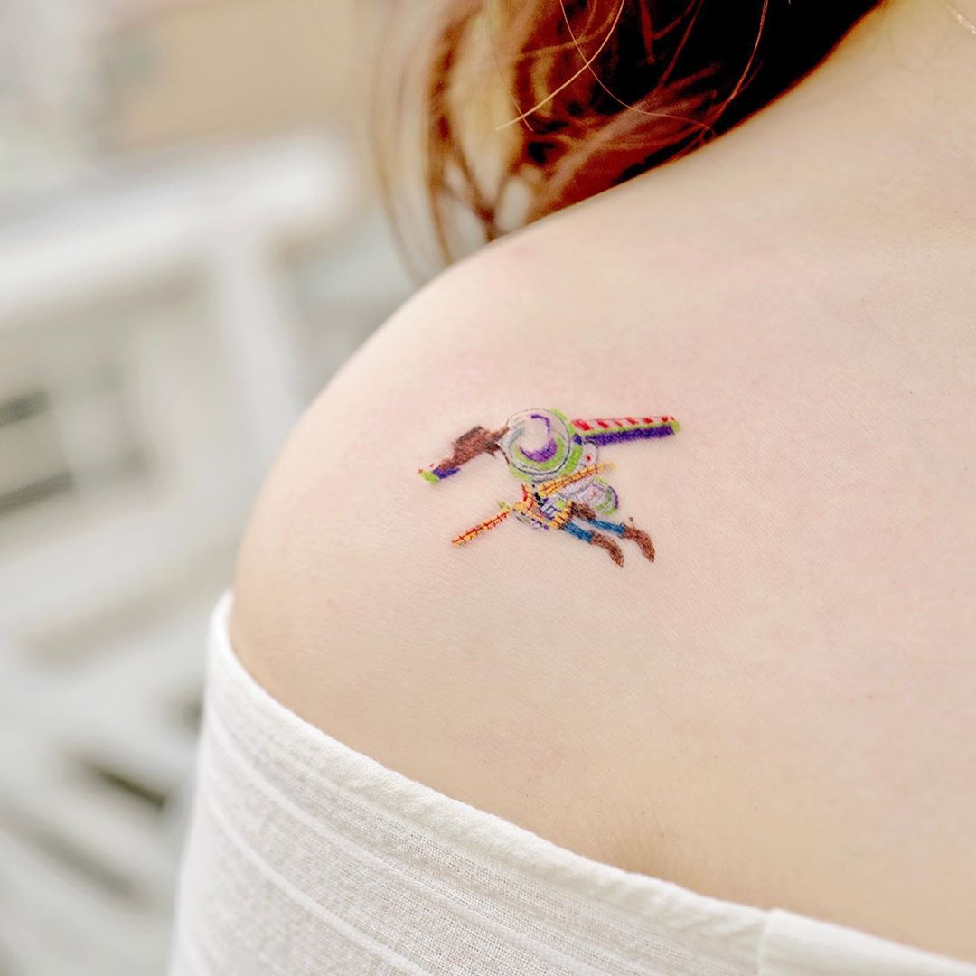 ✨韩系彩色刺青 · 迪士尼卡通系列 Oven的作品中，小熊维尼、冰雪奇缘、玩具总动员等等经典角色都特别受欢迎！