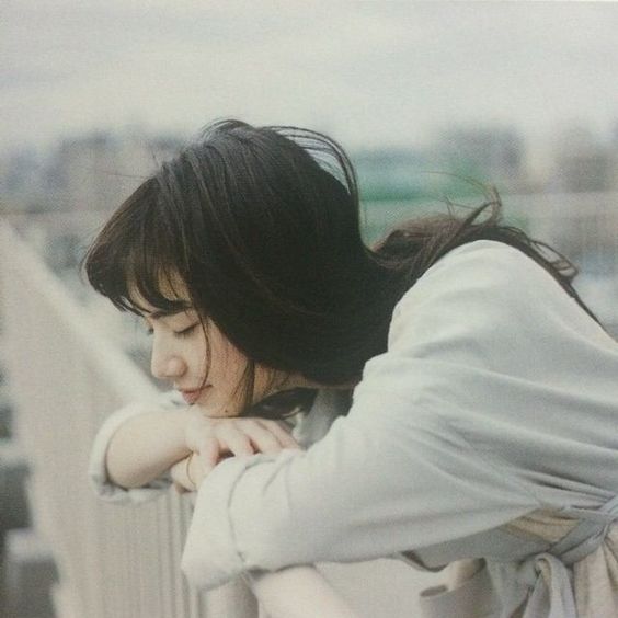 # 未来的你,值得更好的人。 周扬青:「如果不是最后这一击,你留给我的回忆也还算是美好,感谢这些年彼此的陪伴!你如果问我后悔吗 ?我不后悔。因为确实是你,让我变得更好了;因为爱你,我成长、成熟、也变得更独立。 你如果问我难过吗?也不难过。因为…你…一点都不值得!」 劈腿行为是感情中最重要的「信任」基础的崩塌,一刀即抹杀了曾经为了经营这段感情所投注的努力。要去承受曾经深爱的对方背着自己劈腿的现实…的确很痛。 但就像韩剧《你好再见,妈妈!》里说的:「世上既没有永恒的爱,也没有永远的痛苦。」 所以请你相信,自己会好起来的;也请你一定要坚信,未来的你,值得更好的人。