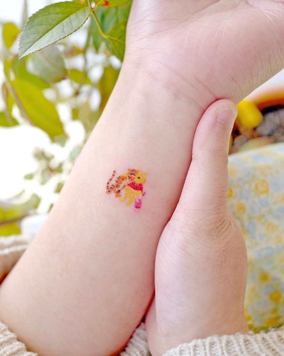 ✨韩系彩色刺青 · 迪士尼卡通系列 Oven的作品中，小熊维尼、冰雪奇缘、玩具总动员等等经典角色都特别受欢迎！