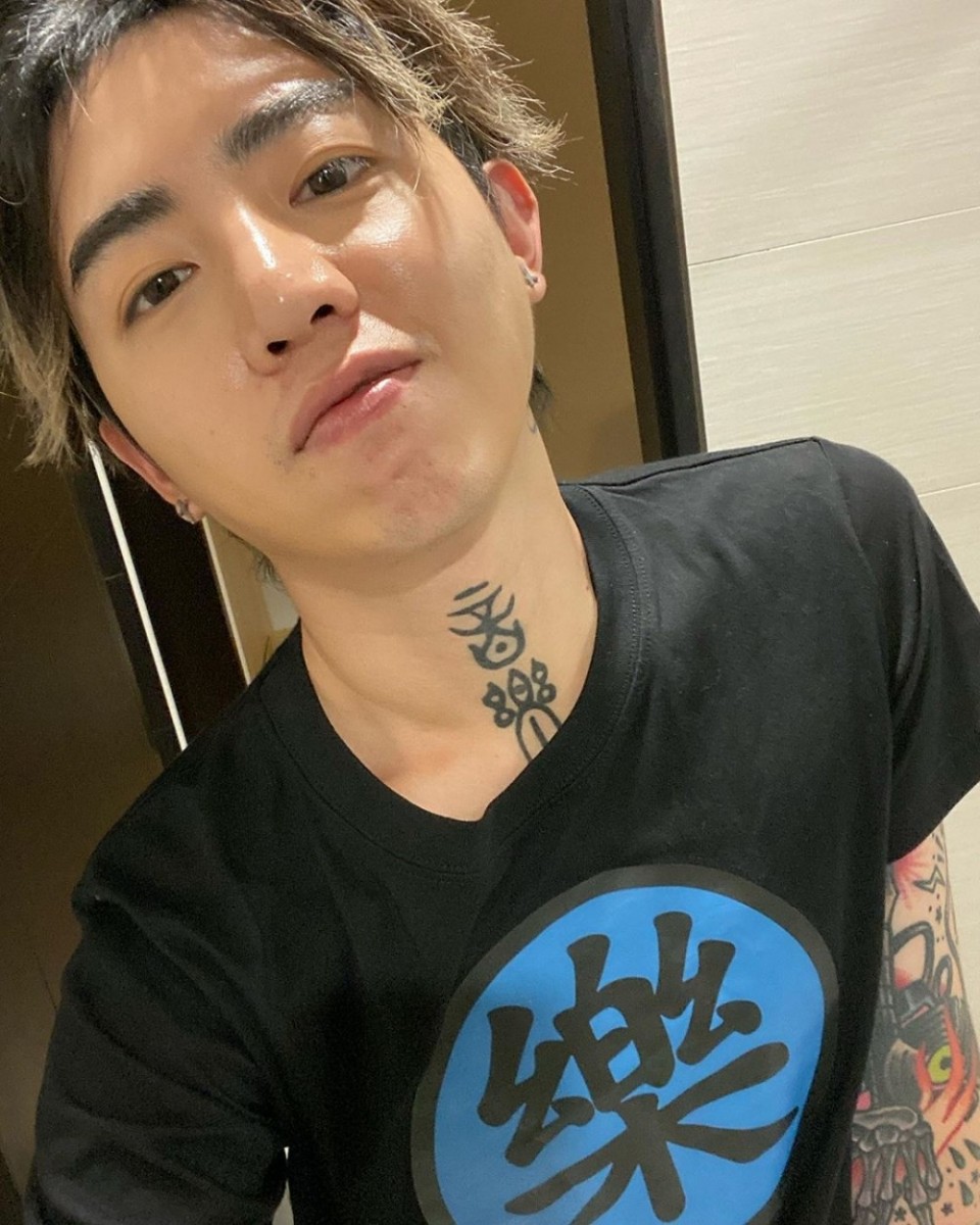 ? 曾经出过轨的人 小S曾在节目上说:「一个男生如果释放出不想认识女生的气场,再骚的狐狸精都会摸摸鼻子走人」;劈腿出轨,终究要归咎于个人的自制力问题!一时的心软原谅出轨的他,接下来还可能要面临一而再再而三的重蹈覆辙。诚如周扬青分手信里写的,「「姑娘们,千万别自信到认为自己是那个可以改变他的人!因为有的人...他渣,是天生的」!