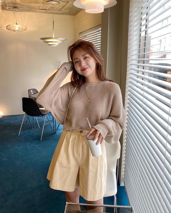 ✨妆容特征： 妆容方面奶茶系女孩会以素颜、或「伪素颜」的自然感清浅妆容为首选，只求妆感稍微提升气色，因此不会选择看起来「杀伤力大」的浓艳妆容～比如眼影会选择保守的大地色搭配，唇色则会选择贴近原本唇色、不太鲜明的色泽。