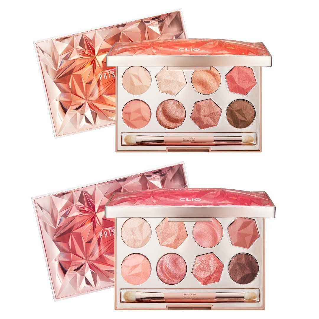 ✨CLIO 8色棱镜盘 不仅外包装超级闪耀,内里的眼影也快把人闪晕啦 ✨特别适合用来打造Bling Bling元气少女嫩粉粉眼妆,细致的亮片珠光色还能当高光卧蚕使用。#1是珊瑚橘和大地色系为主色调,#2则是粉红色为主调~