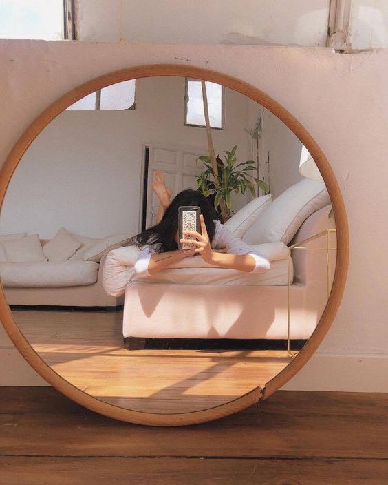 ✨巧用手机挡脸 相信有滑小红书的Girls很长看到这样的拍法;除了日常镜前自拍,巧用手机挡脸还能拍好看的OOTD照片哟~