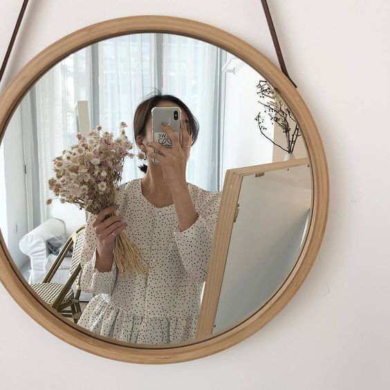 ✨巧用手机挡脸 相信有滑小红书的Girls很长看到这样的拍法;除了日常镜前自拍,巧用手机挡脸还能拍好看的OOTD照片哟~