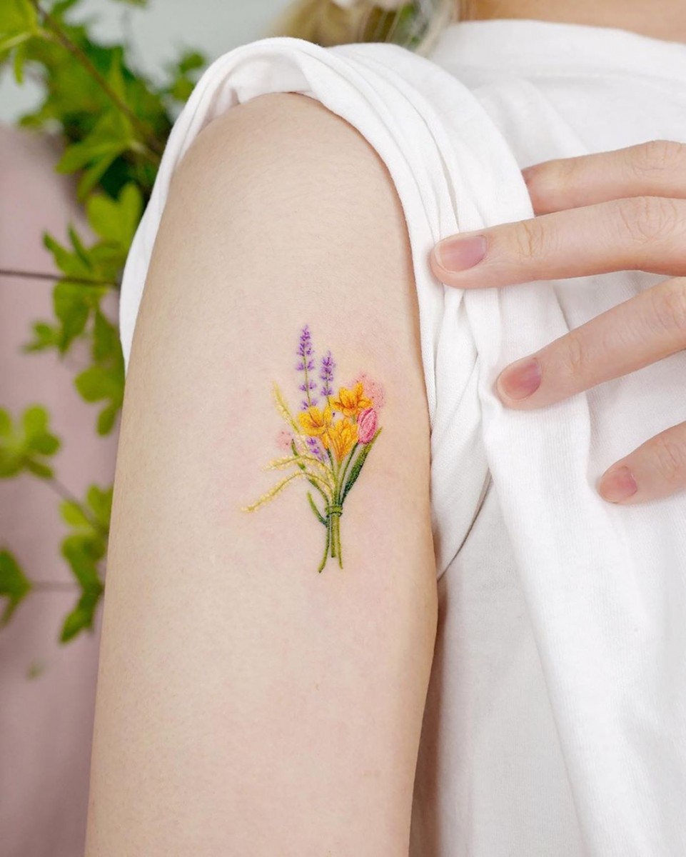 ✨韩系彩色刺青 · 花卉系列 说到近期最夯的刺青风格，细致花卉图腾肯定名列榜首！韩系彩色花卉刺青真的太让人心动了～而且特别耐看！