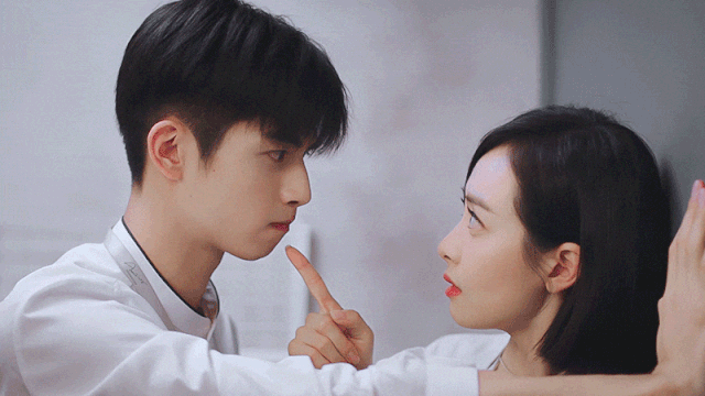 ✨《下一站,是幸福》| 领衔主演:宋威龙、宋茜 甜宠剧普遍男女主角年龄设定都比较年轻化~《下一站,是幸福》颠覆了这样的模式,讲述生活在上海大都市的轻熟龄剩女、职场女强人贺繁星邂逅年下帅气男孩元宋;虽然中段开始俩人因年龄差恋情面临诸多考验,但最终还是修成正果完结撒花,过程中姐弟恋谈起来真的甜到齁人超犯规的说~