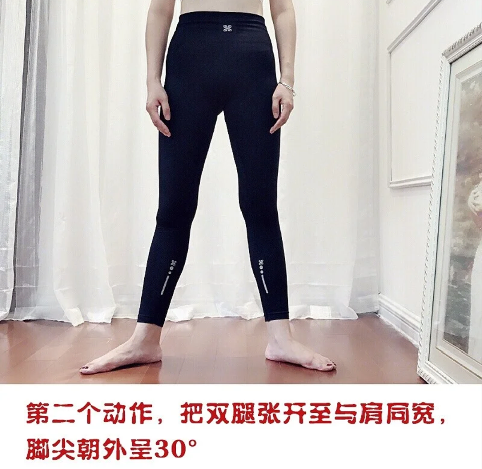 Down动作要诀:双脚打开至与肩部同宽,脚掌朝外成30度;膝盖向外、保持稳定满满下蹲,然后慢慢起立。一组动作5次,第5次往下蹲后维持住动作,小幅度上升下降5次,然后再缓缓站立。一天可做2-3组~