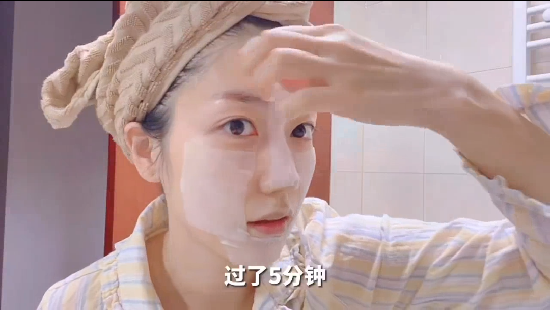 2、之后再用化妆水完全浸透几片化妆棉,当面膜敷在脸上5分钟~敷完即可感受到肌肤变得特别水嫩。