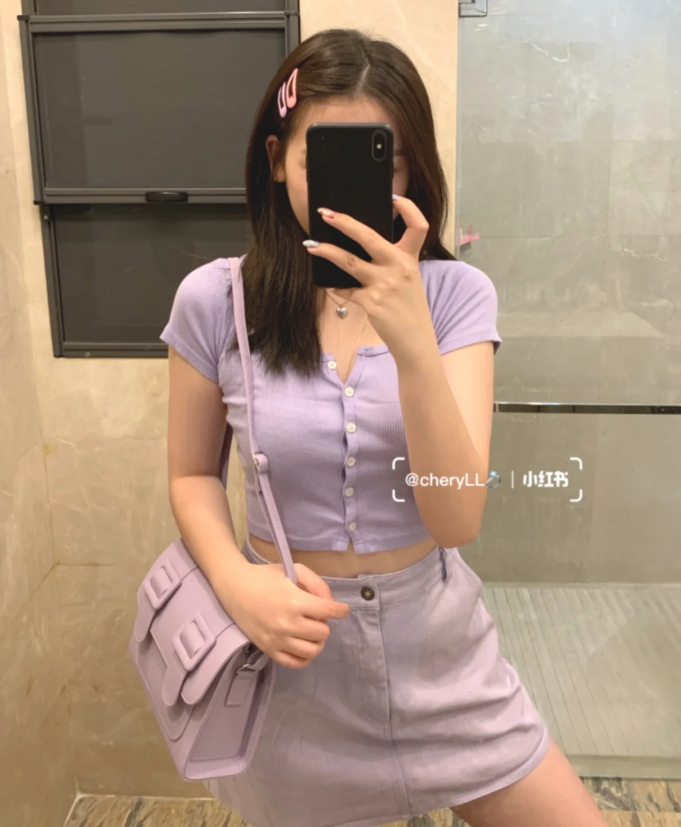 ✨同色系紫色单品 同色系的紫色单品如袜子、格纹裙等,都是特别好搭又不容易出错的元素~可以采用深+浅穿搭法,营造整体视觉效果的层次感。