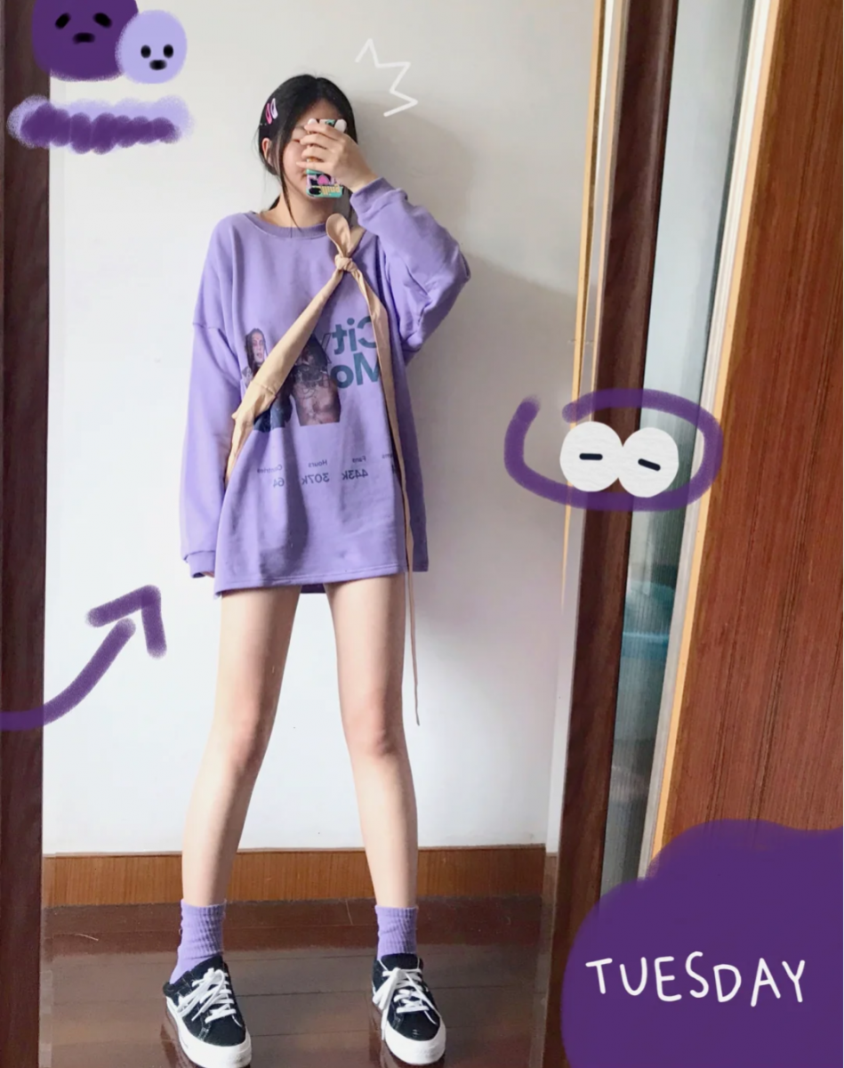 ✨同色系紫色单品 同色系的紫色单品如袜子、格纹裙等,都是特别好搭又不容易出错的元素~可以采用深+浅穿搭法,营造整体视觉效果的层次感。