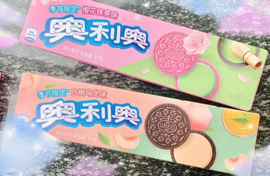 日前OREO在香港宣布即将推出的限定口味,绝对狙击少女心!? 全新季节限定系列推出了饼干为粉嫩色的「樱花抹茶」口味,以及绝大部分女生都必定喜爱的「白桃乌龙」口味,完美复刻了春日气息有木有~