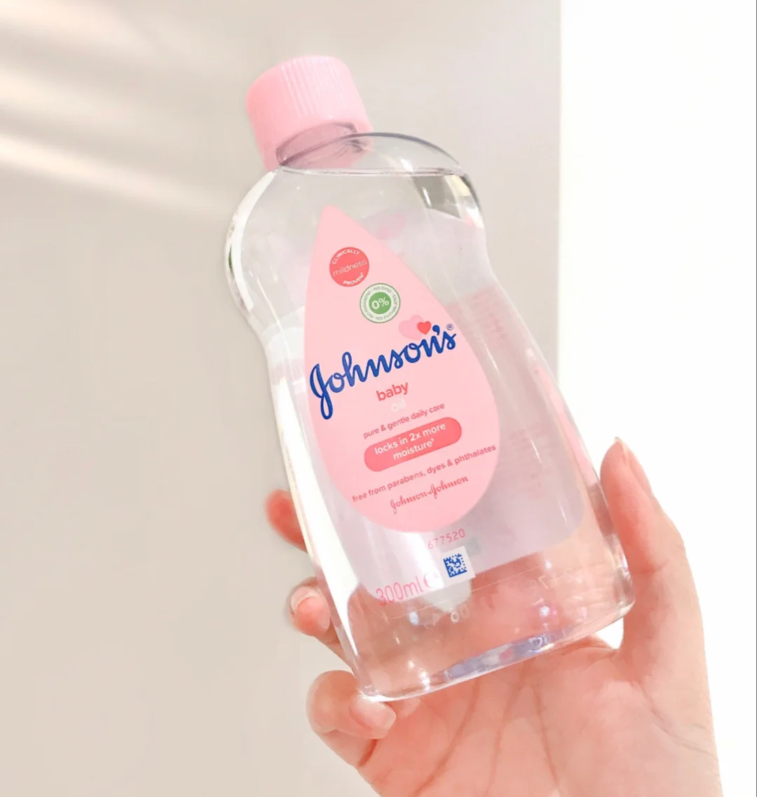 之前给女生们盘点过Vaseline、芦荟胶、NIVEA Creme、木瓜霜的各种隐藏用法,大家都有尝试过了么?? 今天再给小资女孩们推荐一款平价实惠的好物:Johnson’s Baby Oil婴儿油;这款柔嫩宝宝皮肤也适用、味道极香的润肤油,也有很多你意想不到的「隐藏用法」哟~一起来看看都有哪些好用途吧: