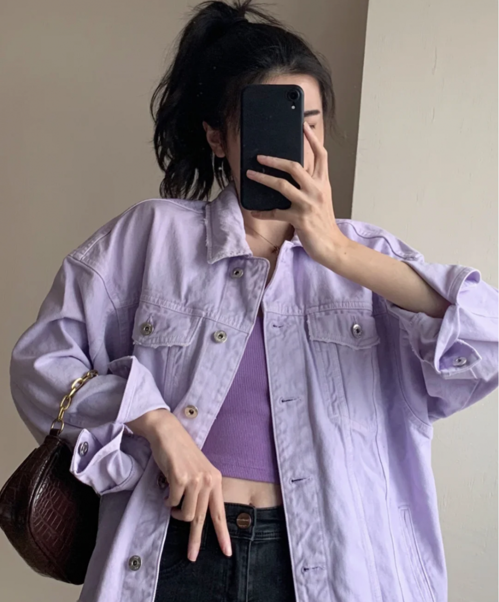 ✨同色系紫色单品 同色系的紫色单品如袜子、格纹裙等,都是特别好搭又不容易出错的元素~可以采用深+浅穿搭法,营造整体视觉效果的层次感。