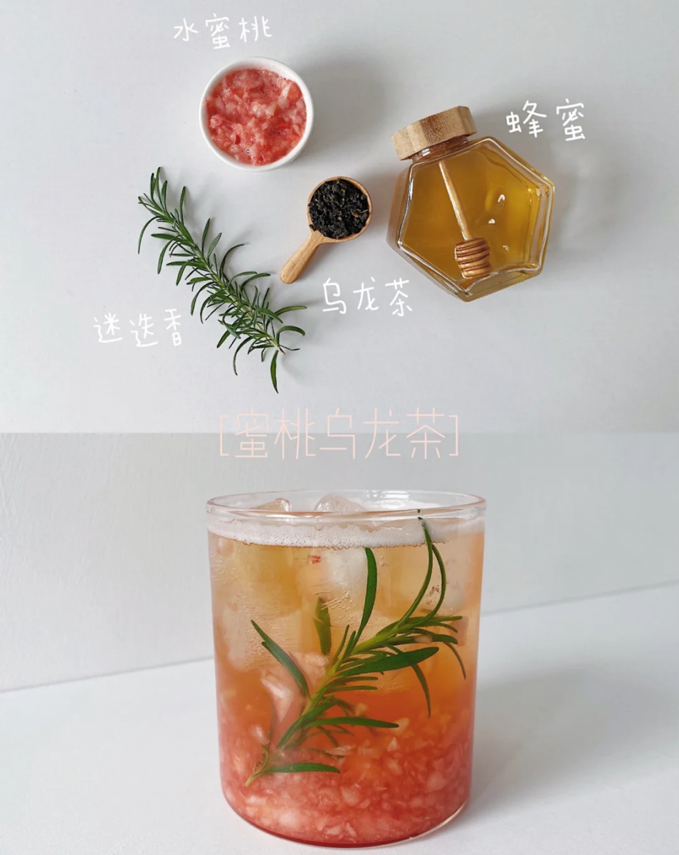 ? 蜜桃乌龙茶 材料:冰块适量、少量迷迭香、适量蜂蜜、水蜜桃、乌龙茶 做法:首先泡好乌龙茶备用;将水蜜桃切丁并压成泥,然后淋上适量的蜂蜜。将蜂蜜果泥倒入透明杯子里,加入适量冰块和一小株迷迭香点缀。最后倒入乌龙茶就搞定啦!