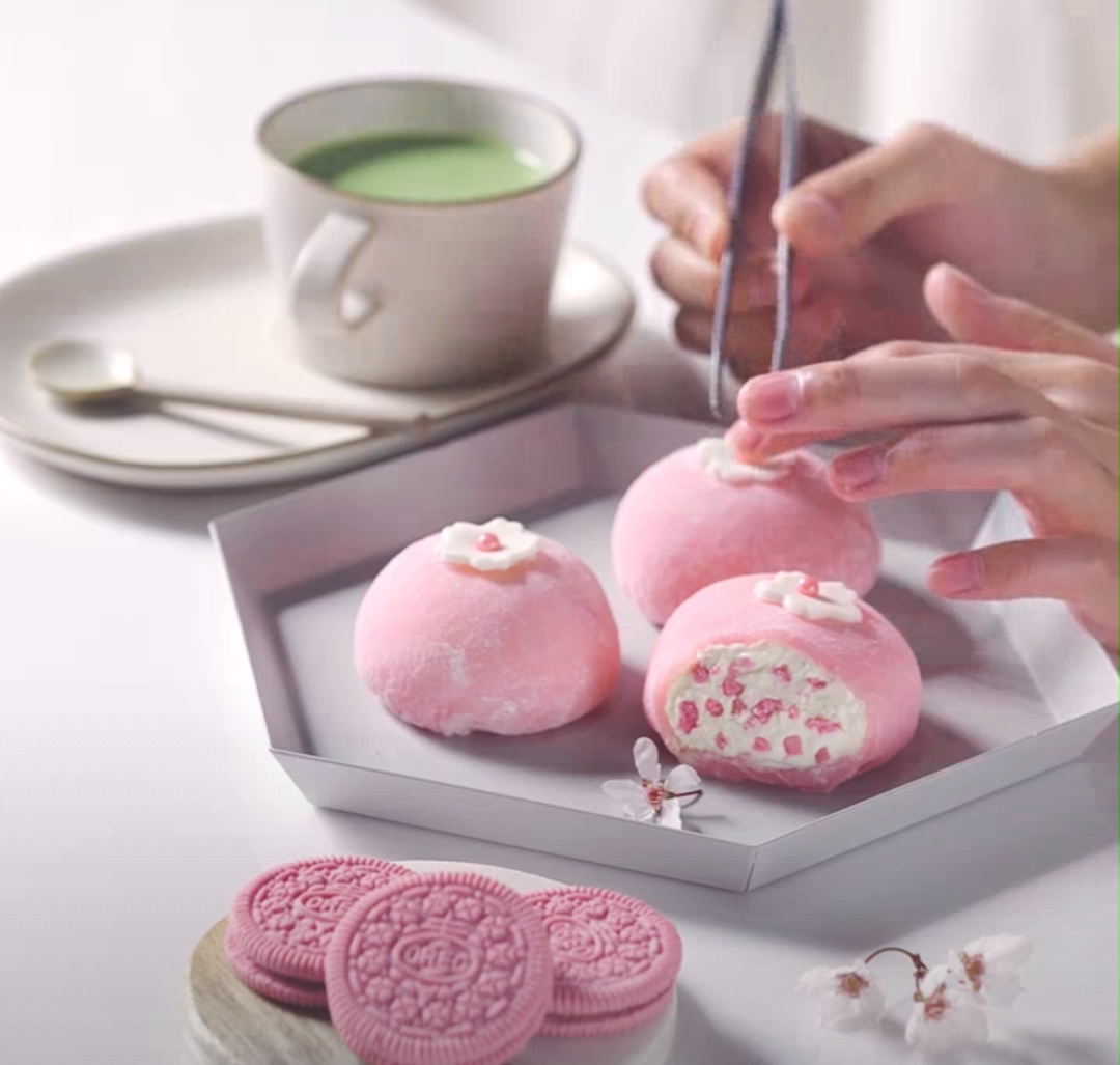 颜值超高的粉色款樱花抹茶OREO也被美食博主们做成各种蛋糕、麻薯等创意甜品,光看着就食欲满满吖 ?