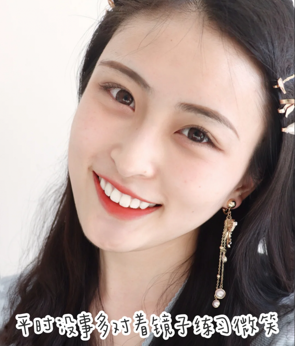 ✨动作五:面对镜子和镜头练习 多多对着镜子和手机前置镜头练习,找出自己最好看的笑容弧度,镜头感也会加强哟!?