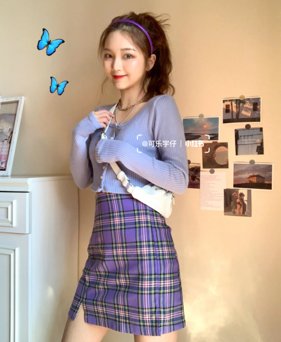 ✨同色系紫色单品 同色系的紫色单品如袜子、格纹裙等,都是特别好搭又不容易出错的元素~可以采用深+浅穿搭法,营造整体视觉效果的层次感。
