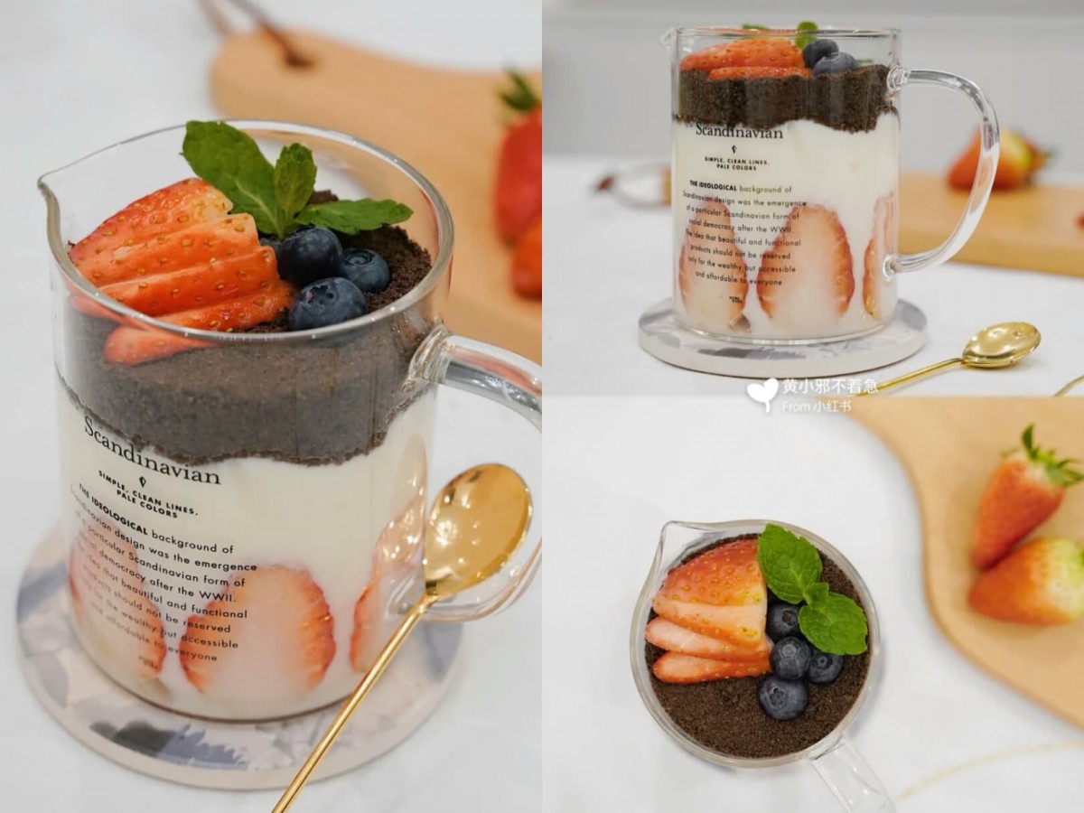 ✨OREO草莓酸奶杯 · 做法(二)  材料:草莓、酸奶、OREO碎、蓝莓、薄荷叶做点缀使用  做法:3颗草莓对半切开,沿着杯壁摆放;另外3-5颗草莓切丁后填充到杯子里。之后倒入酸奶至2/3满,轻轻晃动杯子让酸奶均匀填充杯子。碾碎的OREO饼干末撒在酸奶表面,厚度依据喜好决定,最后用汤匙调整表面形状确保铺平。再用切片的草莓以及适量蓝莓、一小株薄荷叶点缀即可。