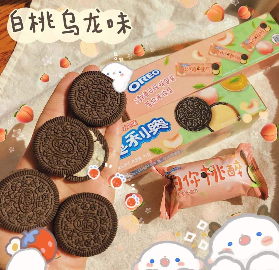 白桃乌龙口味的外层则是经典OREO黑色饼干~但夹心内陷则是超可爱的嫩橘色。