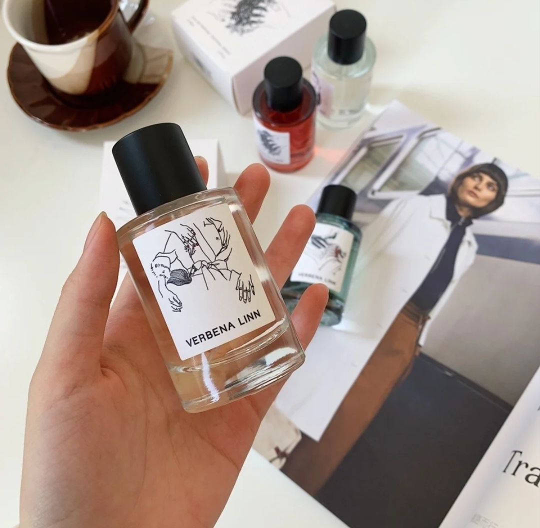 在小红书和抖音上超火的「七宗罪」香水,INS风外包装真的太可啦~而且一瓶单价不超过RM30,难怪推荐的博主们都说「七瓶All In都不心痛」。其中最多人推荐的Pride傲慢是由橙子和檀木结合成的高冷中性香,男生女生都适用;Gluttony暴食是甜甜的奶香,尤其特别像「旺仔牛奶」的味道;Wrath愤怒带有清冽的木质果香,是稍偏甜的女香。但目前Verbena Linn香水在大马没有官方网店出售~想入手的Girls建议咨询相熟的代购哟 ?