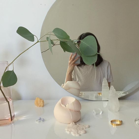 ✨镜子+花卉借位 这组完全是C编的心头好,私心给大家推荐?!巧妙利用花卉借位挡脸,效果超有特色而且十分好看呢~