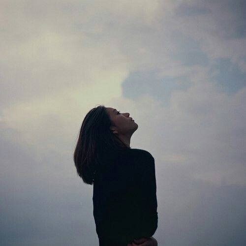 # 你不必用别人的过错,来惩罚自己。 或许你会被他说的「我会为了你改变」打动;但亲爱的你,请你冷静下来好好思考。我们是都该相信未来可期的,但真的值得用这份期盼,盼着打破了感情信任基础的他作出改变和悔过吗? 再问自己一个问题:你放不下的,究竟是背叛了你们感情的他,还是曾经义无反顾付出过、习惯了有他在身边的自己。 真正爱你的人,从始至终都不会舍得让你承受这样的痛和难过;所以你何必拿一个渣男的过错来惩罚自己?那不值得。因比起委曲求全,不如优雅地转身和释怀,你值得将精力花在更好的人身上。