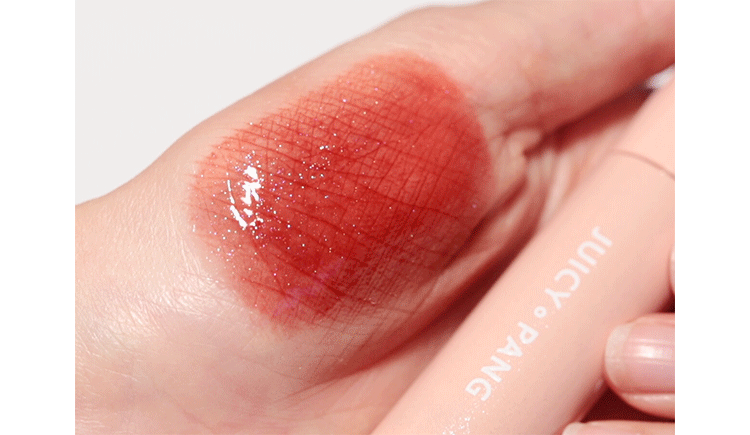 韩国开架美妆品牌多不胜数，其中A‘pieu家的唇彩一直很受小资女孩们喜爱～不仅色泽和外包装都很得女生们的心，价格也超可爱的说 ❤️ 近期她们家的一款新品唇釉不仅引起韩妞们疯抢，许多小红书博主们也狂安利！究竟这款被称为「神仙新品」的唇釉有多诱人？? 一起来看看以下的试色吧：