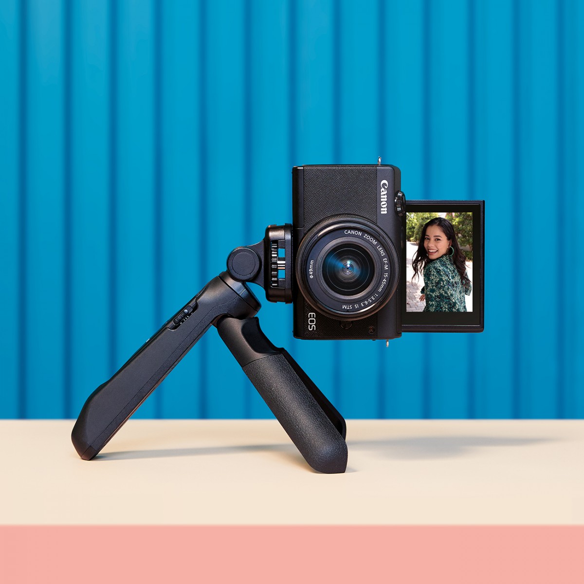 EOS M200的操作和智能手机一样是触屏的,丰富的拍摄模式、惊喜4K短片拍摄功能、大感应器打造柔美虚化锐利成像效果,让新手们无需过多技巧也能轻松拍出好照片。此外,该相机还具备Wi-Fi功能,支持佳能影像上传功能,马上拍、马上分享很EASY~