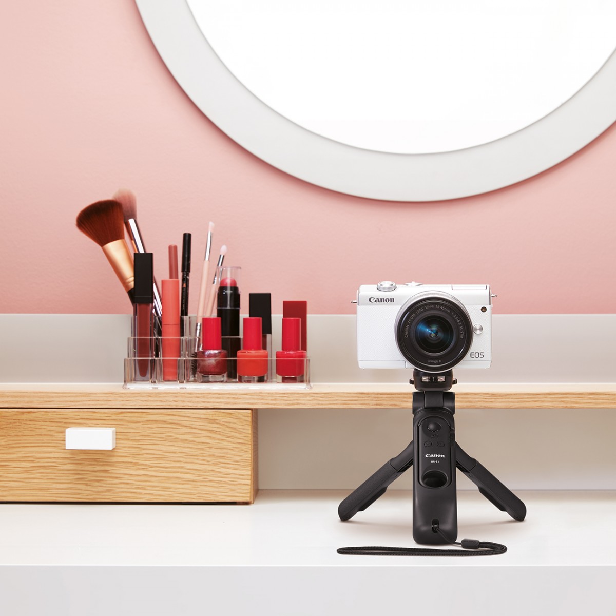 此外,该相机还具备Wi-Fi功能,支持佳能影像上传功能,马上拍、马上分享很EASY~即刻点击?官网链接,了解更多EOS M200的资讯与购买详情吧~