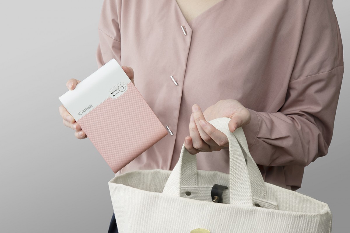 ✨ 体积超迷你方便携带 机身体积只有手掌般大小的SELPHY SQUARE QX10堪称「口袋打印机」,特别小巧方便携带;而且它采用的是内置电池,两小时即可完成充电,不必插电就可使用。