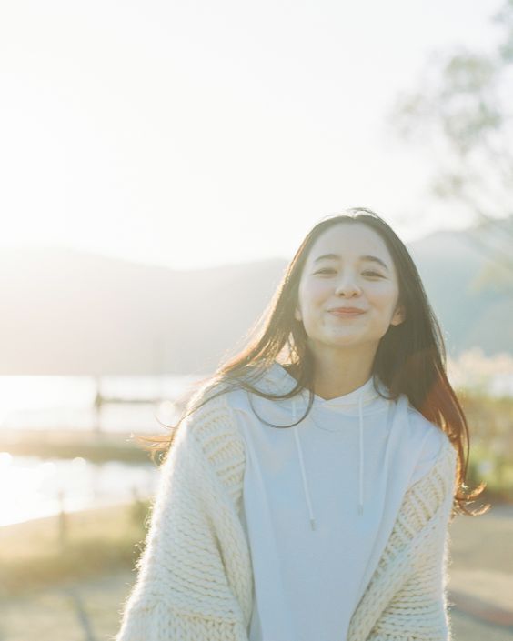 ✨外型特征： 没有美得让人惊艳、也不是第一眼美女，但奶茶系女孩总是给人很舒服、相处起来特别亲近的感觉尤其笑容治愈，特别暖暖甜甜的即视感～正如那一年三百六十五天、不分季节天气都会被心心念念的奶茶，让人欲罢不能 ❤️