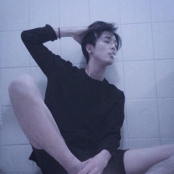 ? 你对他的了解很少 交往好一段时间后,对方总是以各种理由不让你接触自己的交友圈子和家人,让你觉得你对眼前的这个人了解甚少。又不是公众人物,难道还害怕感情「见光死」吗?还是渣男觉得你「不能见光」呢~