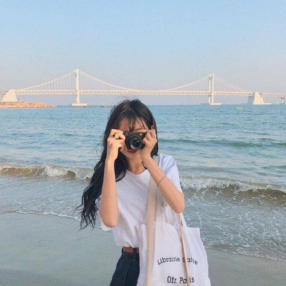 ✨假装用手机/相机「反拍」 可以用相机假装自己对着镜头进行「反拍」,特别俏皮可爱!