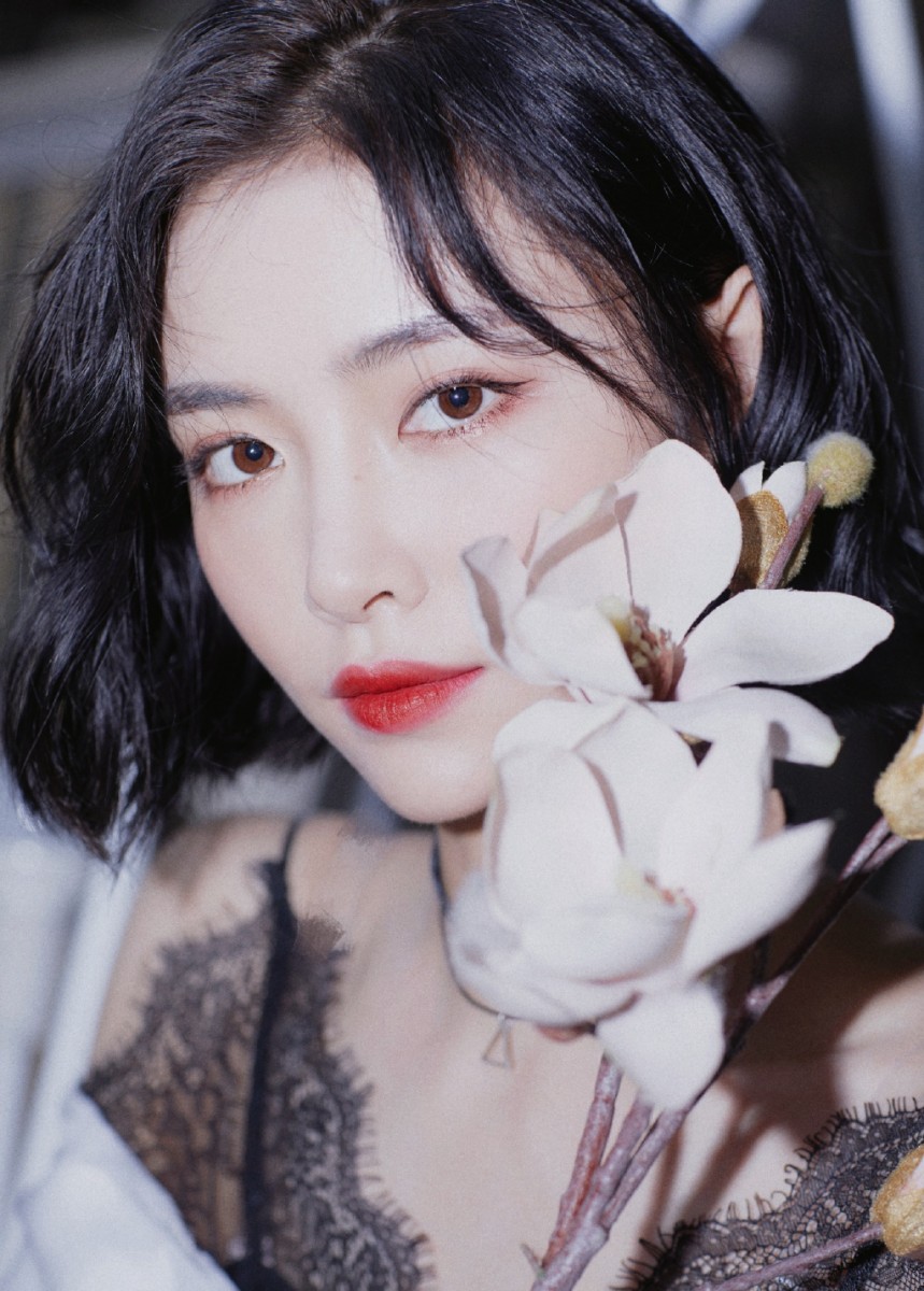 许佳琪 SNH48国际分队门面担当许佳琪此前曾在韩国出道,精致的脸蛋配上超飒的短发造型…颜值那叫一个高!舞台经验丰富的许佳琪在近期的破风舞台作为C位也是表现极佳,唱跳表现燃爆全场~