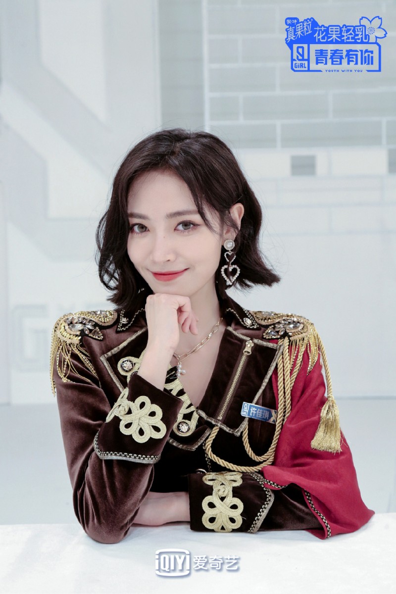 许佳琪 SNH48国际分队门面担当许佳琪此前曾在韩国出道,精致的脸蛋配上超飒的短发造型…颜值那叫一个高!舞台经验丰富的许佳琪在近期的破风舞台作为C位也是表现极佳,唱跳表现燃爆全场~