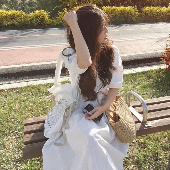 ✨3、发香喷雾、发油 头发发尾干燥,不妨尝试涂抹一点Johnson’s婴儿油,效果不输给一般发油~此外,也可以在喷雾瓶中加水、滴入几滴婴儿油,摇匀后就是发香喷雾喽!Baby粉香的味道特别好闻~