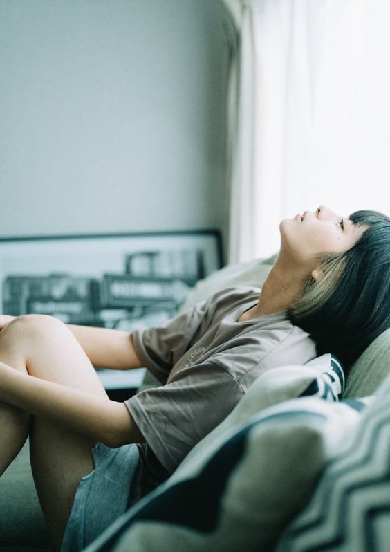 # 劈腿者值得被原谅吗? 那些曾经交付给对方的真心、爱意、信任瞬间瓦解,那些曾经说过的甜蜜誓言像泡沫般一戳就破了。一开始意识到对方背叛了自己和两个人之间的感情的时候,你可能甚至来不及责怪对方,便已经开始陷入自我质疑的漩涡:是不是我哪里不够好、哪里不足,才让他宁愿背着我出去找别人。 但亲爱的你啊,真的是因为你的不够好,才给了对方理由「出逃」吗?真的会因为你的委屈自己、不离不弃和流泪原谅,迎来对方真心诚意地改变吗? 现实是,有些裂痕一旦出现了,爱亦难以修补。 「一样东西破碎了就是破碎了——我宁愿记住它最好时的模样,而不想把它修补好,然后终生看着那些碎了的地方。— 《乱世佳人》」