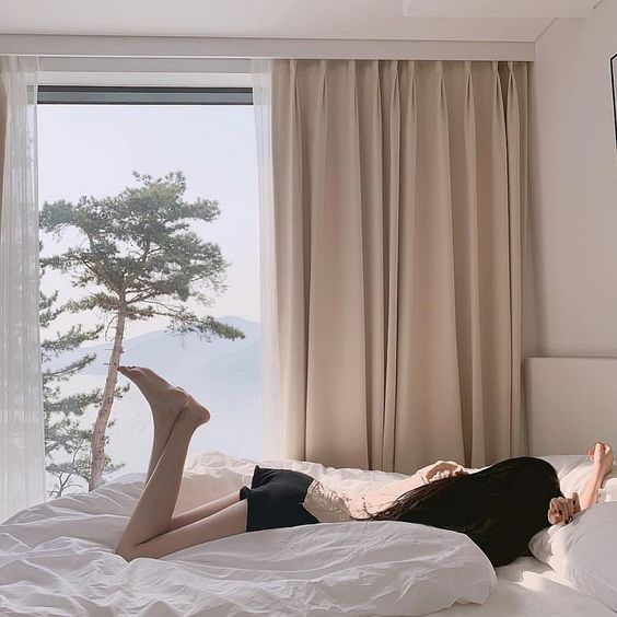 5、多坐少动 行动管制Work From Home期间呆在舒适的房间里,免不了各种久坐、各种躺,甚至吃饱了会直接赖在沙发和床上耍废…如果不想要回到公司上班时整个人都肉了一大圈,即刻起就养成居家运动的好习惯吧!虽然不能出门上健身房、到户外操场跑步,但还是有很多简单易实践的居家懒人运动可以做。也切记饭后不要直接坐着,站立或走动约半小时、做做家务,戒掉懒惰!