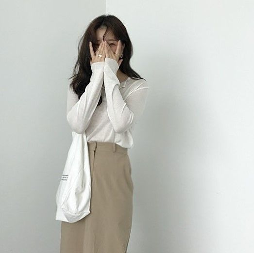 ✨可爱捂脸 这招C编也常用(笑)不仅巧妙遮掩面对镜头的尴尬、不自然神情,还能给人俏皮不做作的少女Feel呢~