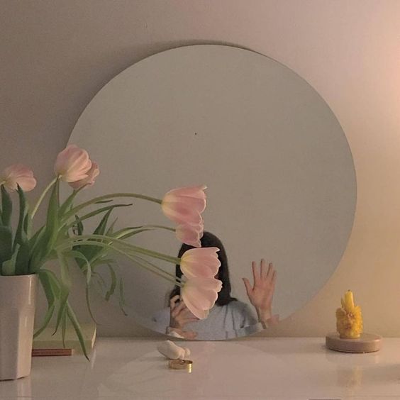 ✨镜子+花卉借位 这组完全是C编的心头好,私心给大家推荐?!巧妙利用花卉借位挡脸,效果超有特色而且十分好看呢~