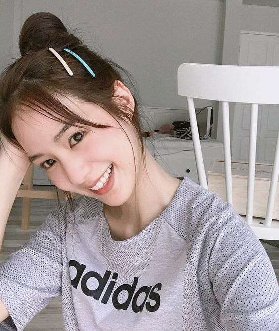 4、不出门所以省略护肤 Work From Home对女生们最大的福音…莫过于不用精心打扮化妆;没有Conference Call、视讯会议时还能穿着舒服的睡衣、顶着大素颜办公(笑)但即便如此,也千万不能忽略「护肤」的重要性!趁着这段可以不化妆、让肌肤休息的机会,抓紧时间给肌肤好好保养一番吧~