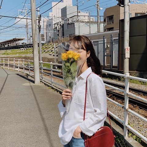 之前C编给女生们推荐过不少拍照技巧,大家有没有乖乖认真笔记呢?? 今天来造福「Camera-Shy」面对镜头总是不自在的女生们,教大家6招「不露脸」拍美照的技巧,效果还特别有韩妞范儿呢 ❤️