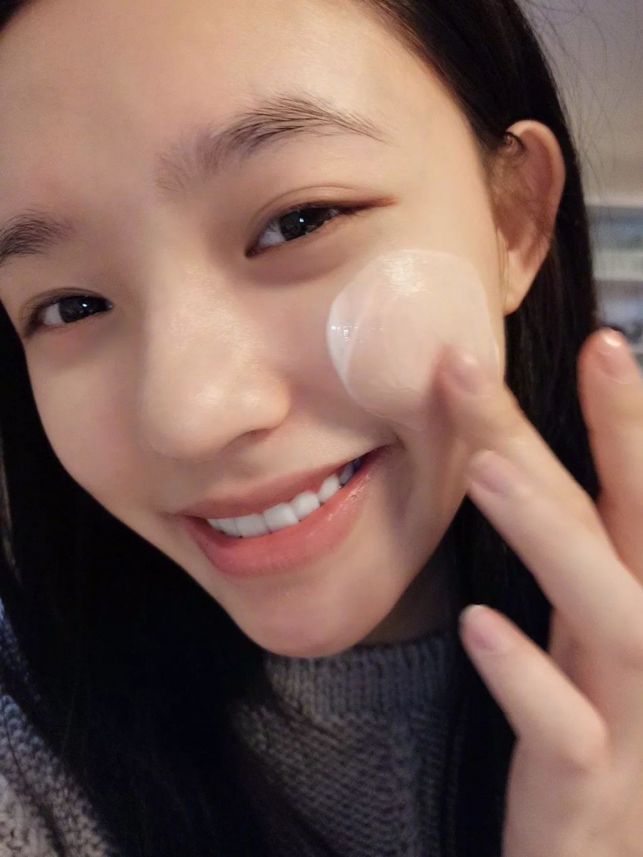 ?NG护肤动作(八):太早使用抗老产品 抗老类型的产品中的活性成分因子会促进肌肤细胞活力,因此太早使用的话会让肌肤承受过重的负担。18+岁女生们无需过早就着重抗老,更需要注重平日里肌肤的「保湿」避免极度缺水导致细纹增生,以及「涂防晒霜」保护肌肤免受紫外线侵害。