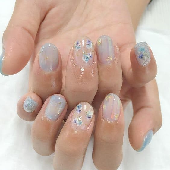 原本就超唯美的晶透渐变款美甲,配上干花直接仙气爆棚~是一年四季都很适合做的款式哟!